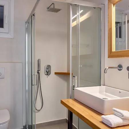 Leonora Tinos Arnados